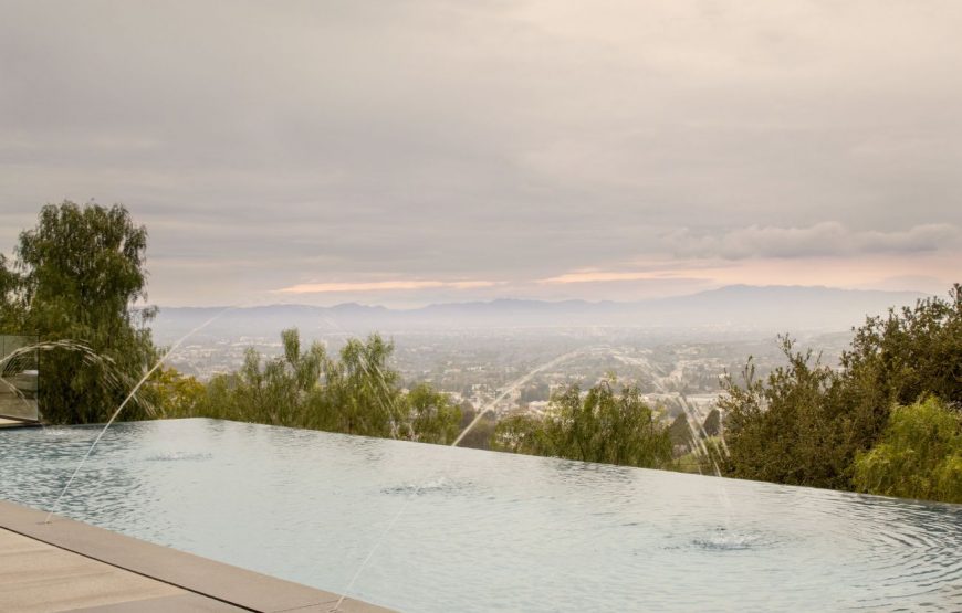 Bold-modernism-overlooking-LA-from-Celebrity-Row-1-870x555