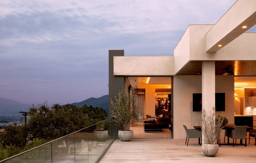 Bold-modernism-overlooking-LA-from-Celebrity-Row-14-870x555