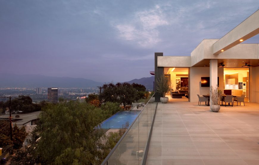 Bold-modernism-overlooking-LA-from-Celebrity-Row-ft-870x555