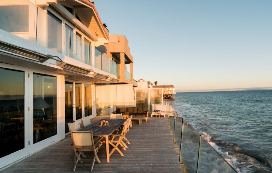 Contemporary-beach-house-on-the-sands-of-La-Costa-1-870x555