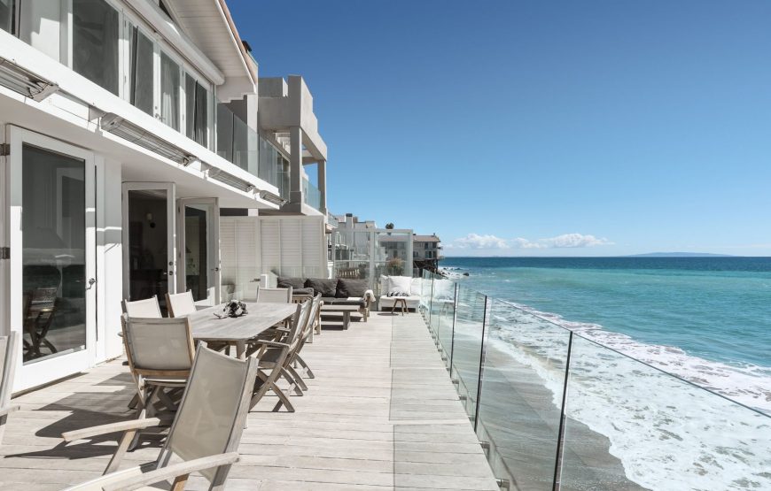 Contemporary-beach-house-on-the-sands-of-La-Costa-ft-870x555