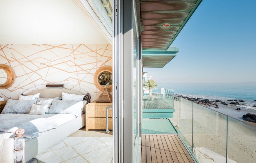 Contemporary-oceanfront-beach-house-in-Malibu-19-870x555