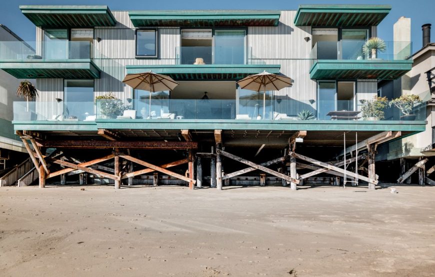 Contemporary-oceanfront-beach-house-in-Malibu-3-870x555