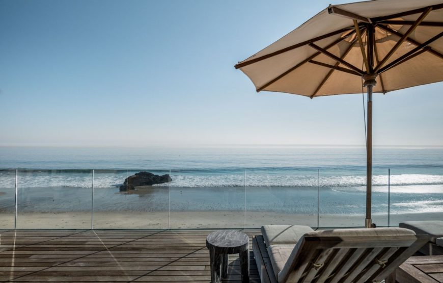 Contemporary-oceanfront-beach-house-in-Malibu-31-870x555
