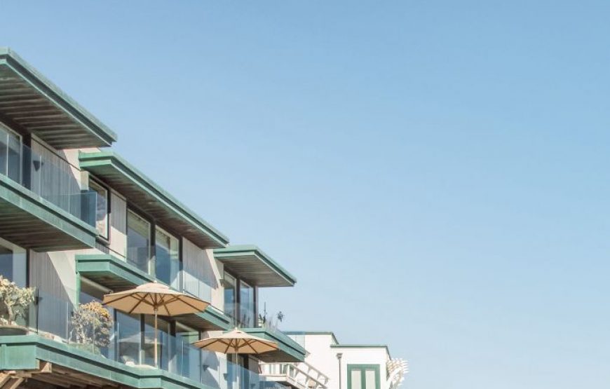 Contemporary-oceanfront-beach-house-in-Malibu-36-870x555