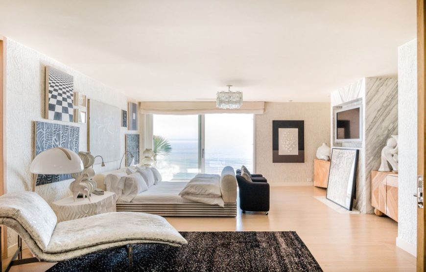 Contemporary-oceanfront-beach-house-in-Malibu-39-870x555