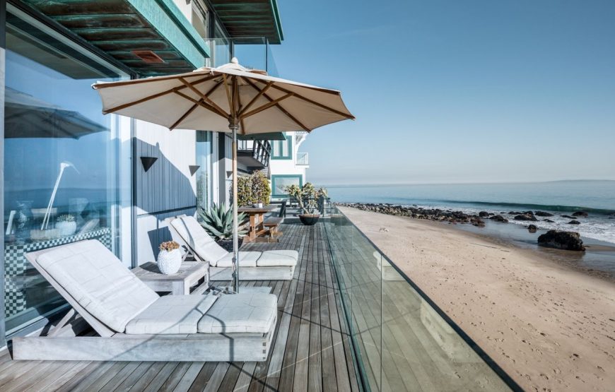 Contemporary-oceanfront-beach-house-in-Malibu-4-870x555
