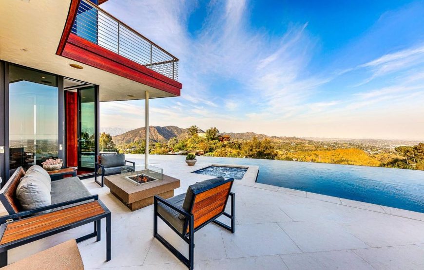 Modern-architecture-just-off-Mulholland-Drive-30-870x555