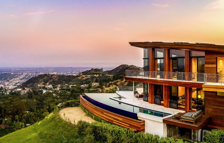 Modern-architecture-just-off-Mulholland-Drive-870x555