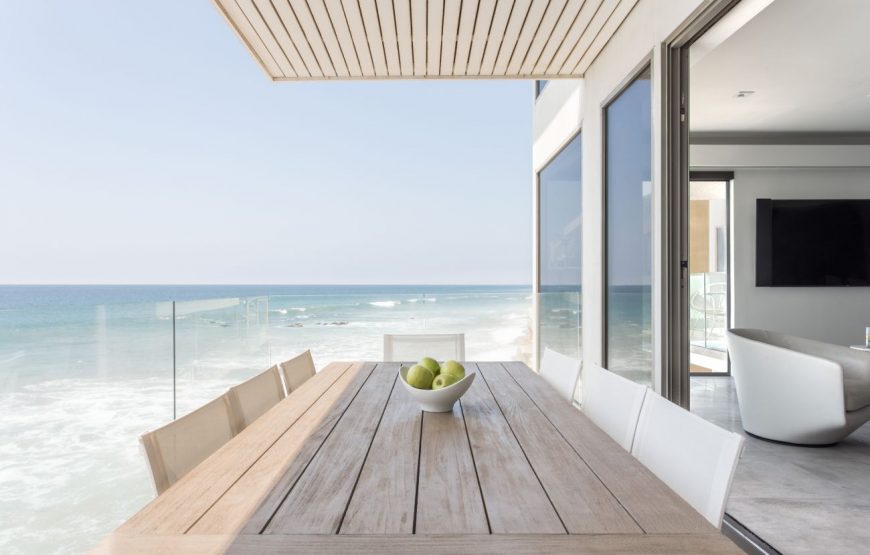 Stilted-beach-house-near-Las-Tunas-Beach-14-870x555