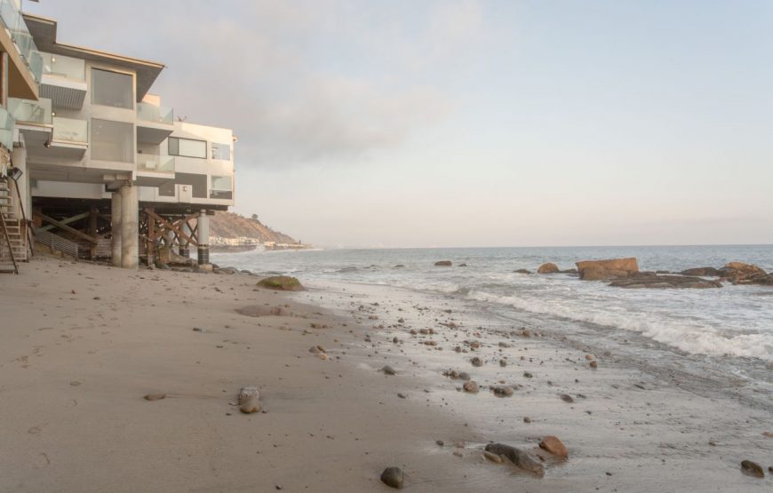 Stilted-beach-house-near-Las-Tunas-Beach-2-870x555