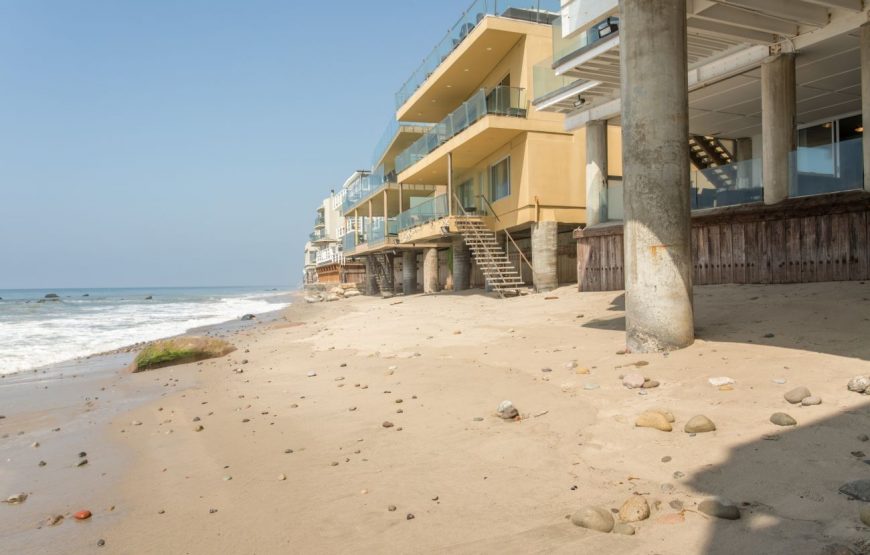 Stilted-beach-house-near-Las-Tunas-Beach-29-870x555