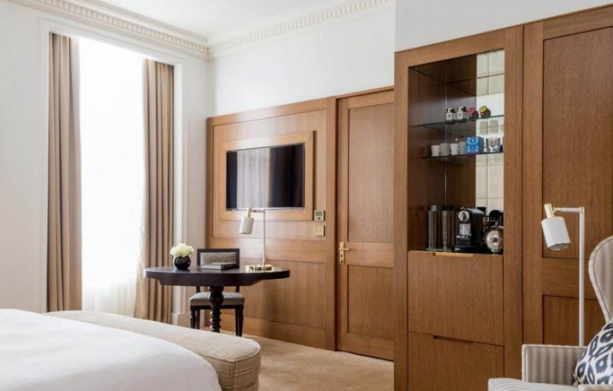 four-seasons-hotel-london-at-ten-trinity-square-deluxe-room-800x600-870x555