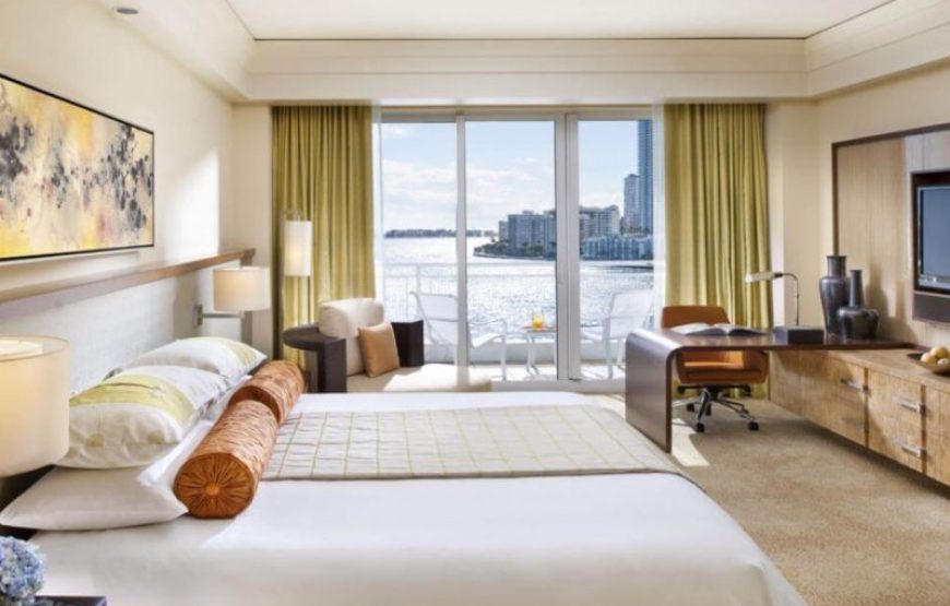 miami-room-deluxe-bay-view-bedroom-800x600-870x555